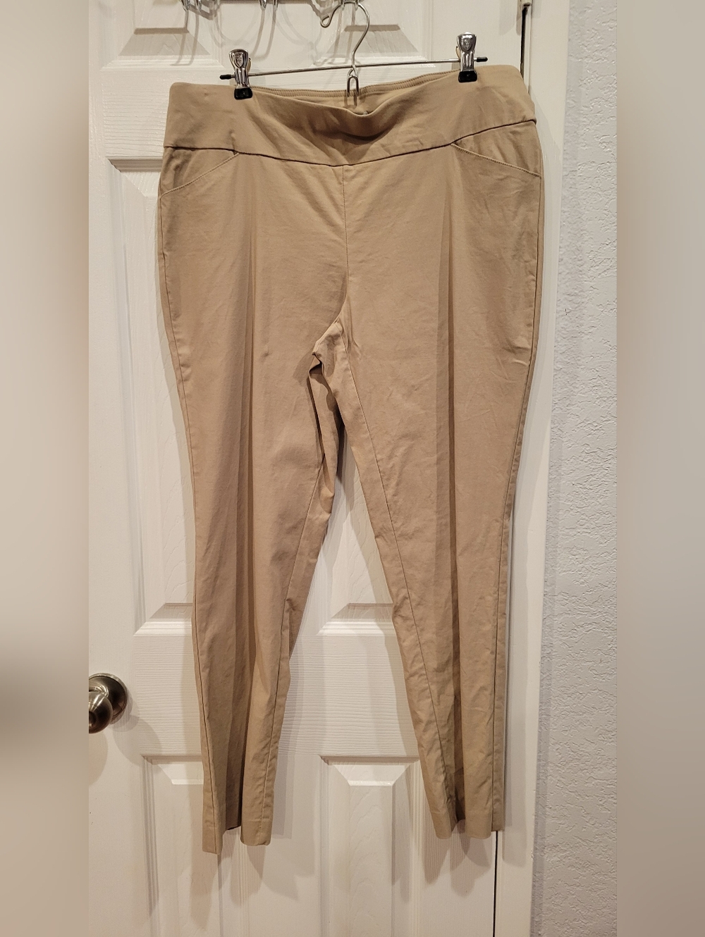 Jones Studio Khaki Skinny Pull-On Pants